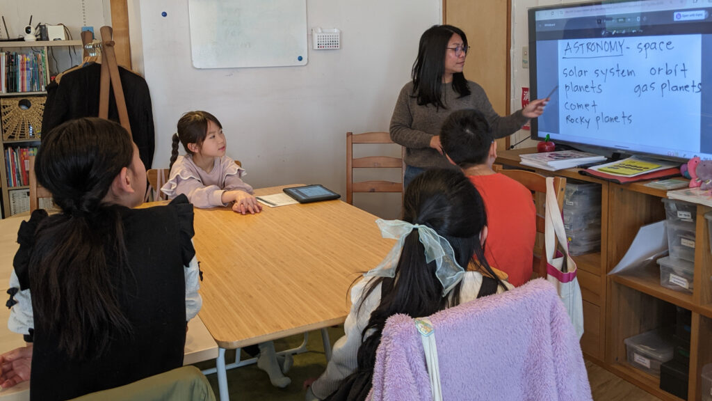 長町校 IP3クラスの様子 1 「英語を学ぶ」から「英語で学ぶ」レベルを目指す。アメリカ人女性がオーナーの英会話スクール。CLIL、Flipped Classroom(反転レッスン)を東北でいち早く導入