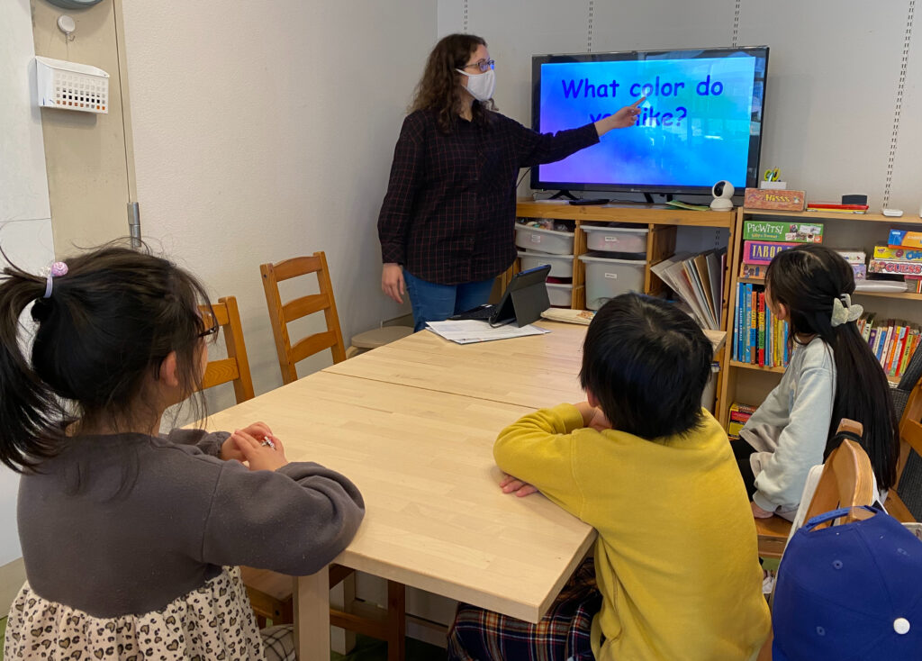 長町校 IP1クラスの様子 1 「英語を学ぶ」から「英語で学ぶ」レベルを目指す。アメリカ人女性がオーナーの英会話スクール。CLIL、Flipped Classroom(反転レッスン)を東北でいち早く導入