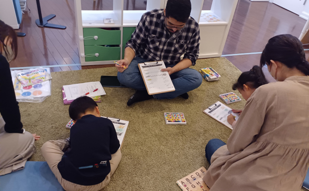 青葉通一番町駅前校 Kids & Parents 2クラスの様子 1 「英語を学ぶ」から「英語で学ぶ」レベルを目指す。アメリカ人女性がオーナーの英会話スクール。CLIL、Flipped Classroom(反転レッスン)を東北でいち早く導入