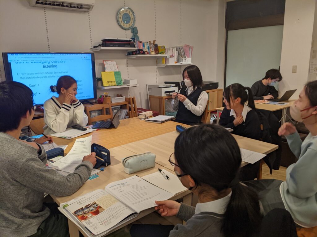 長町校 IPJH4クラスの様子 2 「英語を学ぶ」から「英語で学ぶ」レベルを目指す。アメリカ人女性がオーナーの英会話スクール。CLIL、Flipped Classroom(反転レッスン)を東北でいち早く導入