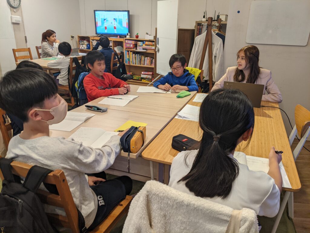 長町校IPJH1クラスの様子 1 「英語を学ぶ」から「英語で学ぶ」レベルを目指す。アメリカ人女性がオーナーの英会話スクール。CLIL、Flipped Classroom(反転レッスン)を東北でいち早く導入