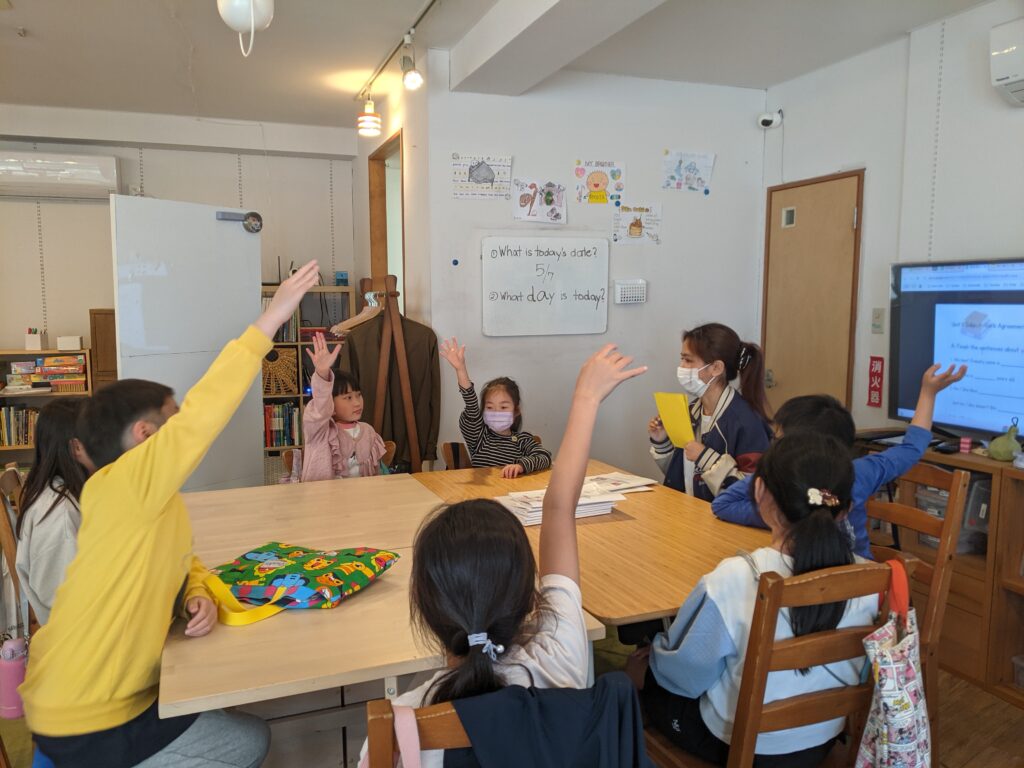 長町校 IP2クラスの様子 1 「英語を学ぶ」から「英語で学ぶ」レベルを目指す。アメリカ人女性がオーナーの英会話スクール。CLIL、Flipped Classroom(反転レッスン)を東北でいち早く導入
