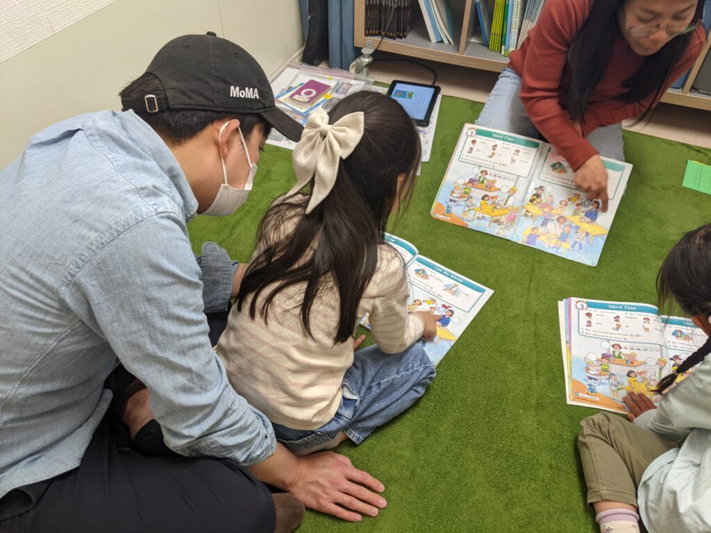 長町校 Kids and Parents 2クラスの様子 2 「英語を学ぶ」から「英語で学ぶ」レベルを目指す。アメリカ人女性がオーナーの英会話スクール。CLIL、Flipped Classroom(反転レッスン)を東北でいち早く導入