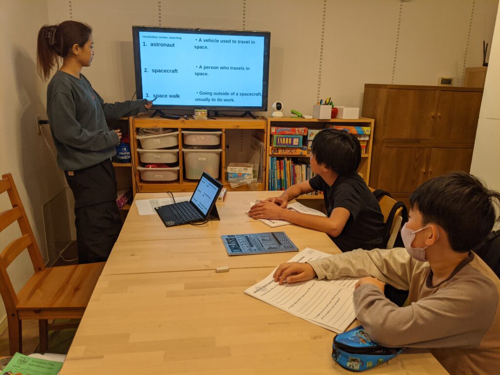 長町校 IP3クラスの様子 1 「英語を学ぶ」から「英語で学ぶ」レベルを目指す。アメリカ人女性がオーナーの英会話スクール。CLIL、Flipped Classroom(反転レッスン)を東北でいち早く導入