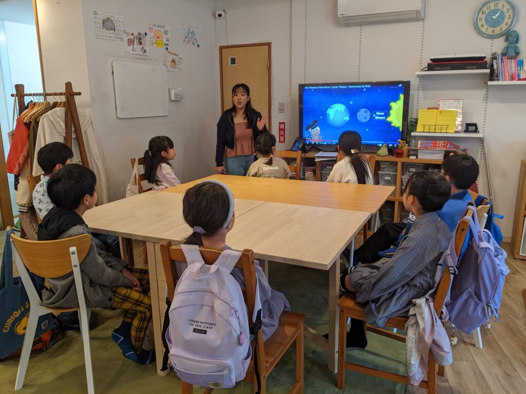 長町校 Study Hallの様子🧁 1 「英語を学ぶ」から「英語で学ぶ」レベルを目指す。アメリカ人女性がオーナーの英会話スクール。CLIL、Flipped Classroom(反転レッスン)を東北でいち早く導入