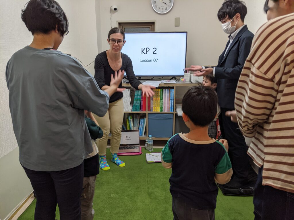 長町校 Kids & Parents 2クラスの様子 1 「英語を学ぶ」から「英語で学ぶ」レベルを目指す。アメリカ人女性がオーナーの英会話スクール。CLIL、Flipped Classroom(反転レッスン)を東北でいち早く導入