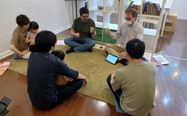 青葉通一番町駅前校 Kids & Parents 2クラスの様子 1 「英語を学ぶ」から「英語で学ぶ」レベルを目指す。アメリカ人女性がオーナーの英会話スクール。CLIL、Flipped Classroom(反転レッスン)を東北でいち早く導入