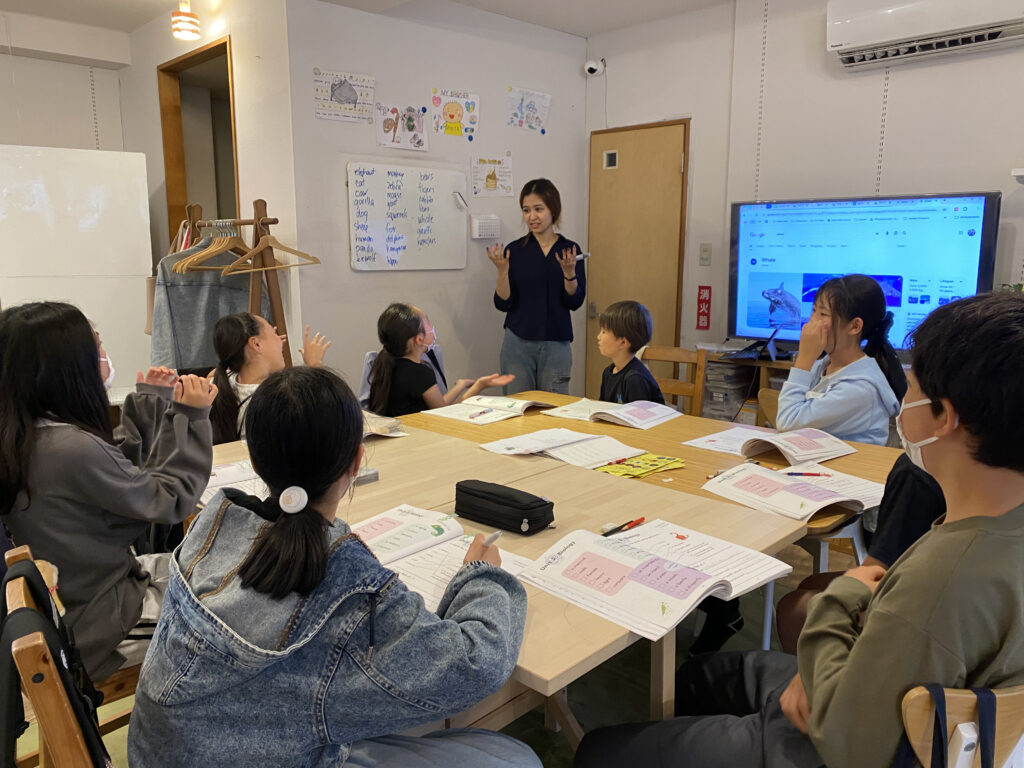 長町校 IP3クラスの様子 3 「英語を学ぶ」から「英語で学ぶ」レベルを目指す。アメリカ人女性がオーナーの英会話スクール。CLIL、Flipped Classroom(反転レッスン)を東北でいち早く導入
