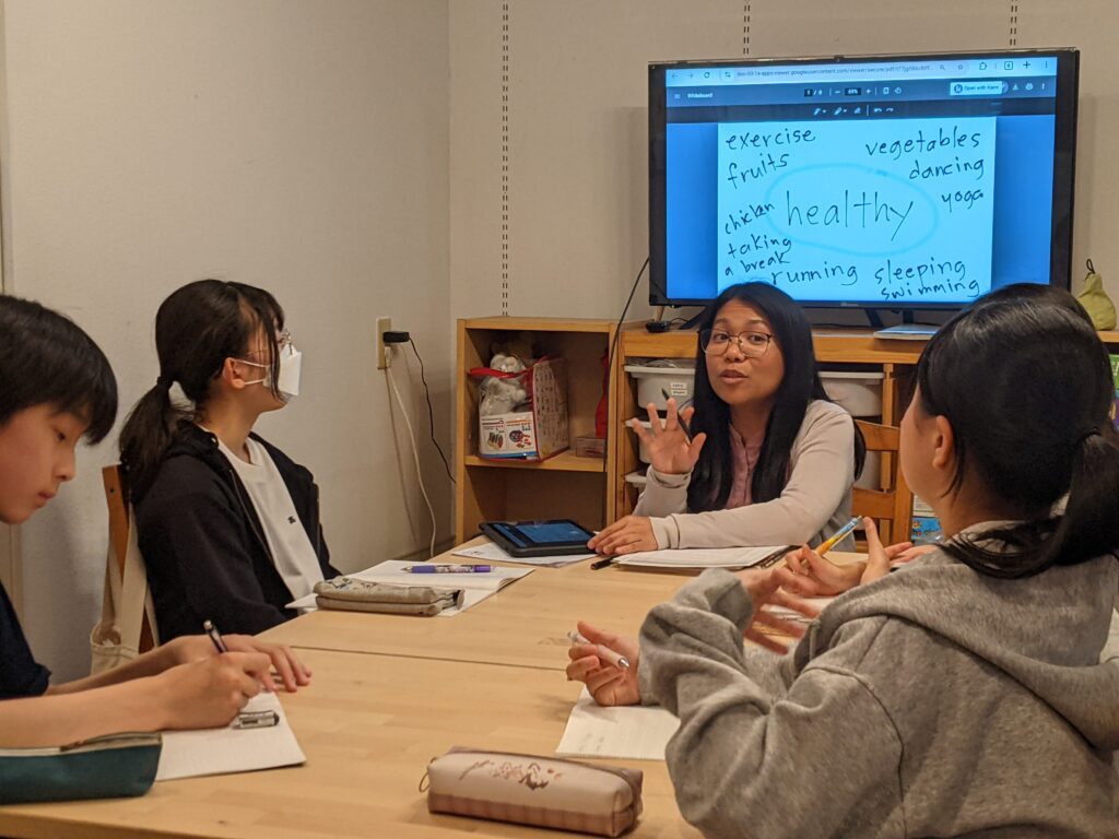 長町校 IPJH3レッスンの様子 1 「英語を学ぶ」から「英語で学ぶ」レベルを目指す。アメリカ人女性がオーナーの英会話スクール。CLIL、Flipped Classroom(反転レッスン)を東北でいち早く導入