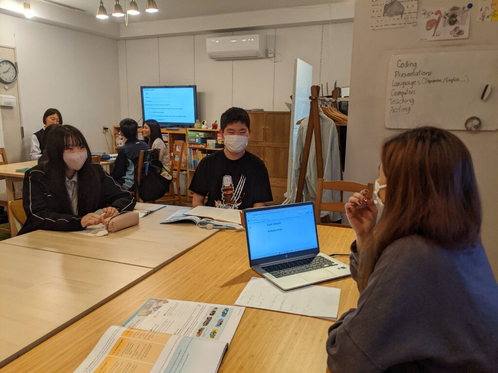 長町校 IPJH6クラスの様子 1 「英語を学ぶ」から「英語で学ぶ」レベルを目指す。アメリカ人女性がオーナーの英会話スクール。CLIL、Flipped Classroom(反転レッスン)を東北でいち早く導入