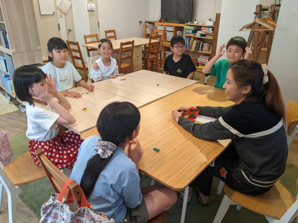 長町校 IP2クラスの様子 4 「英語を学ぶ」から「英語で学ぶ」レベルを目指す。アメリカ人女性がオーナーの英会話スクール。CLIL、Flipped Classroom(反転レッスン)を東北でいち早く導入