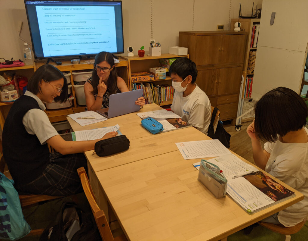 長町校 IPJH4クラスの様子 1 「英語を学ぶ」から「英語で学ぶ」レベルを目指す。アメリカ人女性がオーナーの英会話スクール。CLIL、Flipped Classroom(反転レッスン)を東北でいち早く導入