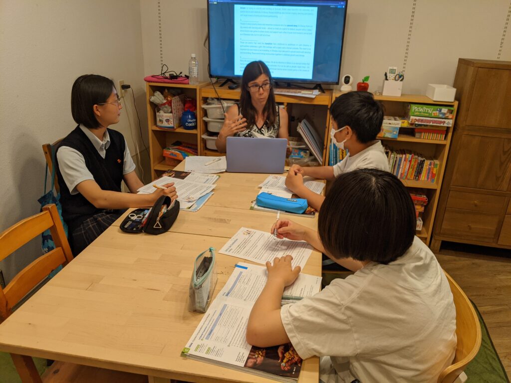 長町校 IPJH4クラスの様子 2 「英語を学ぶ」から「英語で学ぶ」レベルを目指す。アメリカ人女性がオーナーの英会話スクール。CLIL、Flipped Classroom(反転レッスン)を東北でいち早く導入