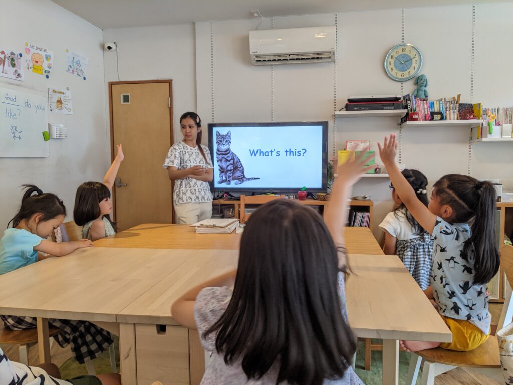 「英語を学ぶ」から「英語で学ぶ」レベルを目指す。アメリカ人女性がオーナーの英会話スクール。CLIL、Flipped Classroom（反転レッスン）を東北でいち早く導入