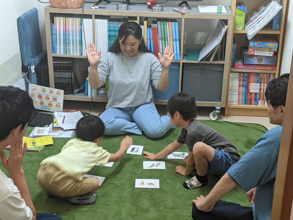 長町校 Kids and Parents 2クラスの様子 1 「英語を学ぶ」から「英語で学ぶ」レベルを目指す。アメリカ人女性がオーナーの英会話スクール。CLIL、Flipped Classroom(反転レッスン)を東北でいち早く導入