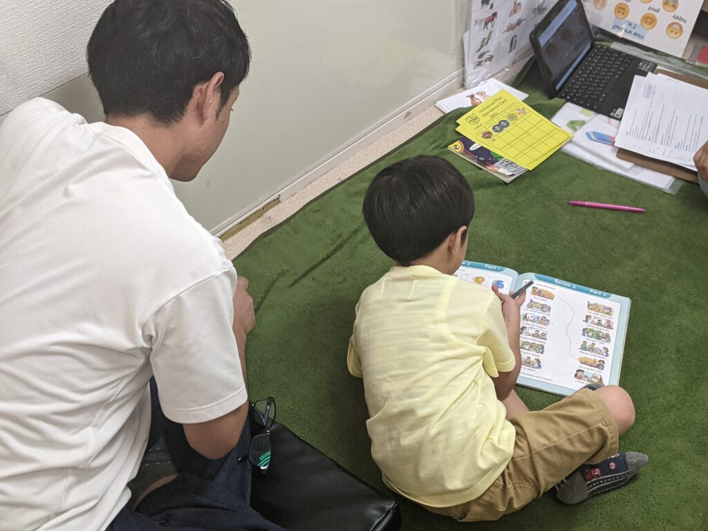 長町校 Kids and Parents 2クラスの様子 3 「英語を学ぶ」から「英語で学ぶ」レベルを目指す。アメリカ人女性がオーナーの英会話スクール。CLIL、Flipped Classroom(反転レッスン)を東北でいち早く導入
