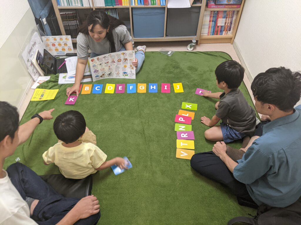 長町校 Kids and Parents 2クラスの様子 2 「英語を学ぶ」から「英語で学ぶ」レベルを目指す。アメリカ人女性がオーナーの英会話スクール。CLIL、Flipped Classroom(反転レッスン)を東北でいち早く導入