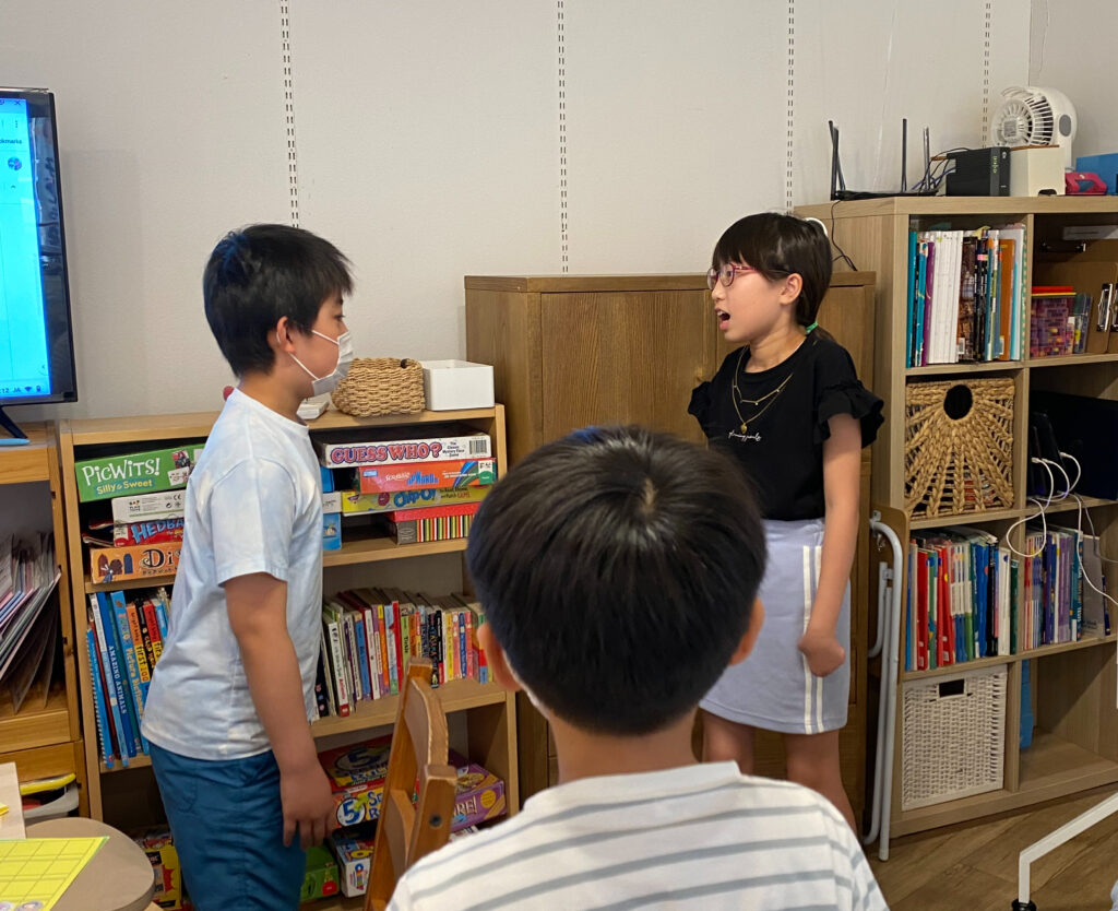 長町校 International Seniorsクラスの様子 4 「英語を学ぶ」から「英語で学ぶ」レベルを目指す。アメリカ人女性がオーナーの英会話スクール。CLIL、Flipped Classroom(反転レッスン)を東北でいち早く導入