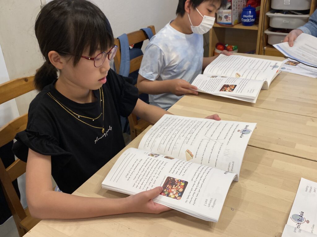 長町校 International Seniorsクラスの様子 2 「英語を学ぶ」から「英語で学ぶ」レベルを目指す。アメリカ人女性がオーナーの英会話スクール。CLIL、Flipped Classroom(反転レッスン)を東北でいち早く導入