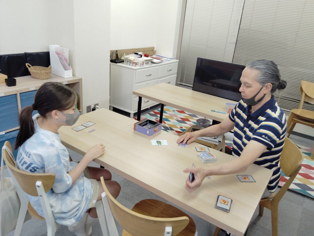 上杉校 IP4クラスの様子 4 「英語を学ぶ」から「英語で学ぶ」レベルを目指す。アメリカ人女性がオーナーの英会話スクール。CLIL、Flipped Classroom(反転レッスン)を東北でいち早く導入