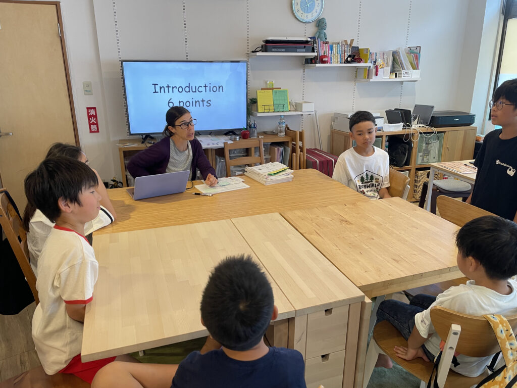 「英語を学ぶ」から「英語で学ぶ」レベルを目指す。アメリカ人女性がオーナーの英会話スクール。CLIL、Flipped Classroom（反転レッスン）を東北でいち早く導入