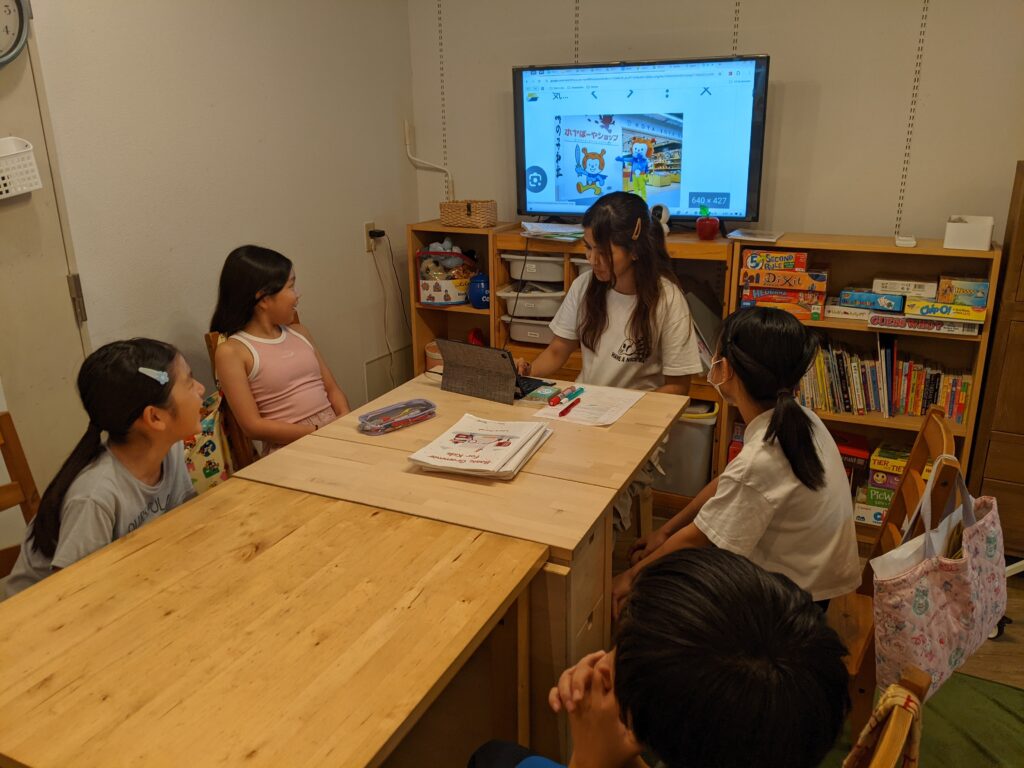 長町校 IP2クラスの様子 1 「英語を学ぶ」から「英語で学ぶ」レベルを目指す。アメリカ人女性がオーナーの英会話スクール。CLIL、Flipped Classroom(反転レッスン)を東北でいち早く導入