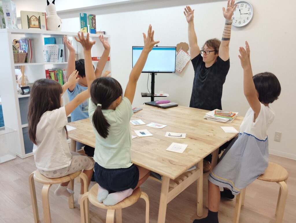 「英語を学ぶ」から「英語で学ぶ」レベルを目指す。アメリカ人女性がオーナーの英会話スクール。CLIL、Flipped Classroom（反転レッスン）を東北でいち早く導入