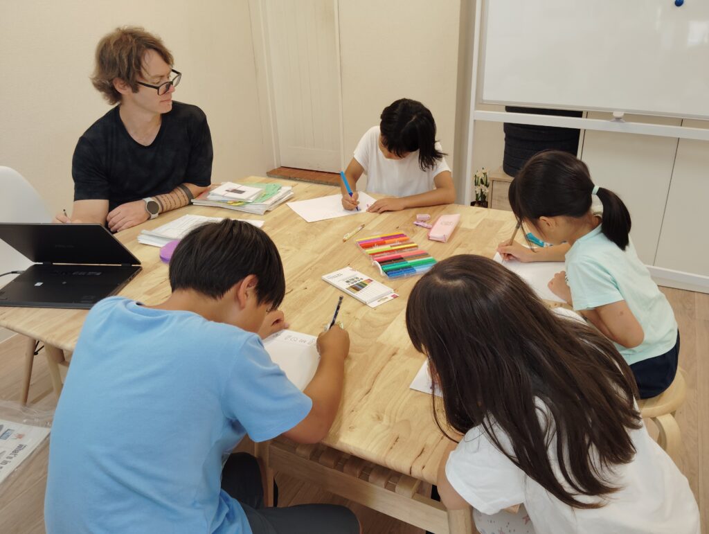 「英語を学ぶ」から「英語で学ぶ」レベルを目指す。アメリカ人女性がオーナーの英会話スクール。CLIL、Flipped Classroom（反転レッスン）を東北でいち早く導入