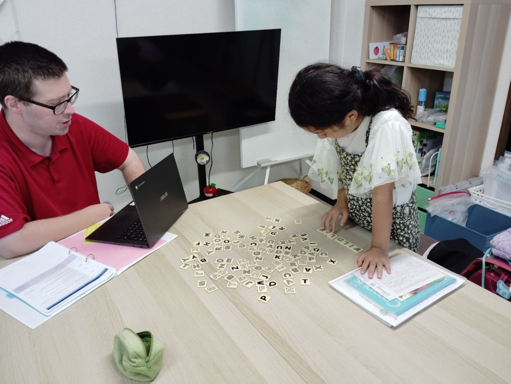 「英語を学ぶ」から「英語で学ぶ」レベルを目指す。アメリカ人女性がオーナーの英会話スクール。CLIL、Flipped Classroom（反転レッスン）を東北でいち早く導入