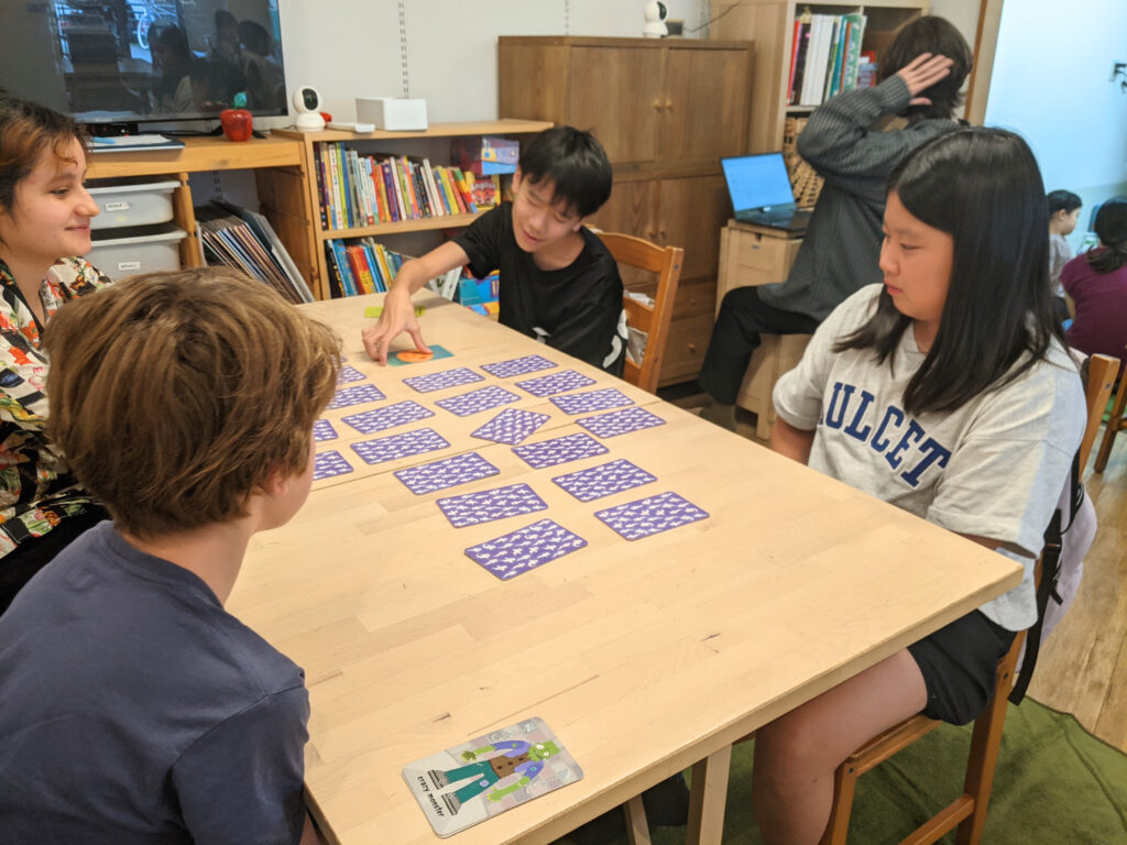 長町校IP4クラスの様子 3 「英語を学ぶ」から「英語で学ぶ」レベルを目指す。アメリカ人女性がオーナーの英会話スクール。CLIL、Flipped Classroom(反転レッスン)を東北でいち早く導入