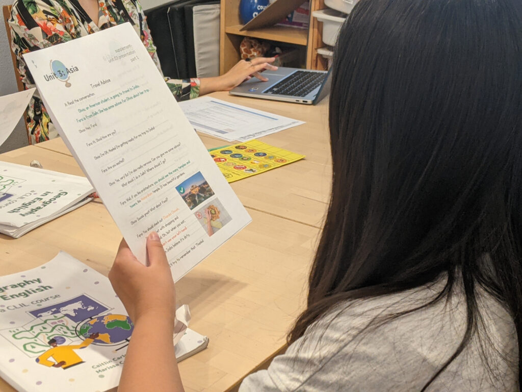 長町校IP4クラスの様子 2 「英語を学ぶ」から「英語で学ぶ」レベルを目指す。アメリカ人女性がオーナーの英会話スクール。CLIL、Flipped Classroom(反転レッスン)を東北でいち早く導入