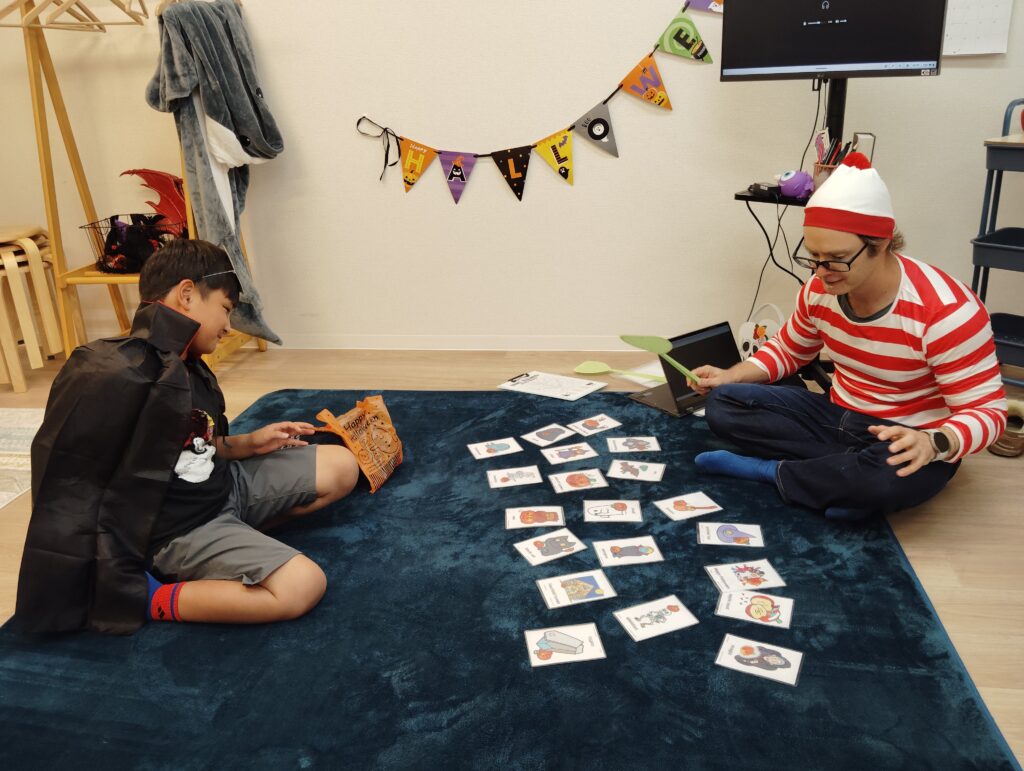 吹田市関大前校 ハロウィンレッスンの様子 4 「英語を学ぶ」から「英語で学ぶ」レベルを目指す。アメリカ人女性がオーナーの英会話スクール。CLIL、Flipped Classroom(反転レッスン)を東北でいち早く導入