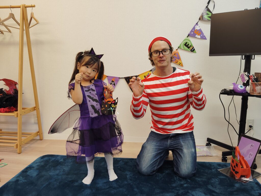 吹田市関大前校 ハロウィンレッスンの様子 7 「英語を学ぶ」から「英語で学ぶ」レベルを目指す。アメリカ人女性がオーナーの英会話スクール。CLIL、Flipped Classroom(反転レッスン)を東北でいち早く導入