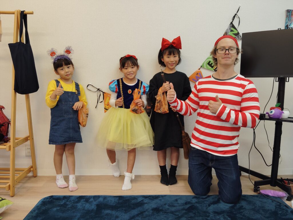 吹田市関大前校 ハロウィンレッスンの様子 6 「英語を学ぶ」から「英語で学ぶ」レベルを目指す。アメリカ人女性がオーナーの英会話スクール。CLIL、Flipped Classroom(反転レッスン)を東北でいち早く導入