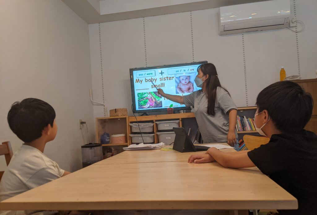 「英語を学ぶ」から「英語で学ぶ」レベルを目指す。アメリカ人女性がオーナーの英会話スクール。CLIL、Flipped Classroom（反転レッスン）を東北でいち早く導入
