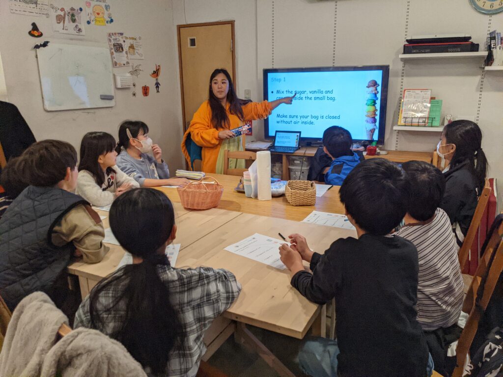 長町校イベント I Scream for STEMの様子 2 「英語を学ぶ」から「英語で学ぶ」レベルを目指す。アメリカ人女性がオーナーの英会話スクール。CLIL、Flipped Classroom(反転レッスン)を東北でいち早く導入
