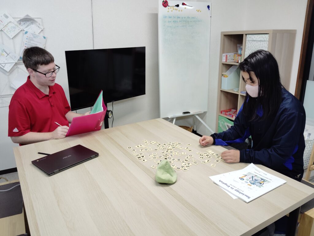 荒井校 IPJH2クラスの様子 3 「英語を学ぶ」から「英語で学ぶ」レベルを目指す。アメリカ人女性がオーナーの英会話スクール。CLIL、Flipped Classroom(反転レッスン)を東北でいち早く導入