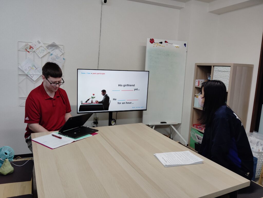 荒井校 IPJH2クラスの様子 1 「英語を学ぶ」から「英語で学ぶ」レベルを目指す。アメリカ人女性がオーナーの英会話スクール。CLIL、Flipped Classroom(反転レッスン)を東北でいち早く導入