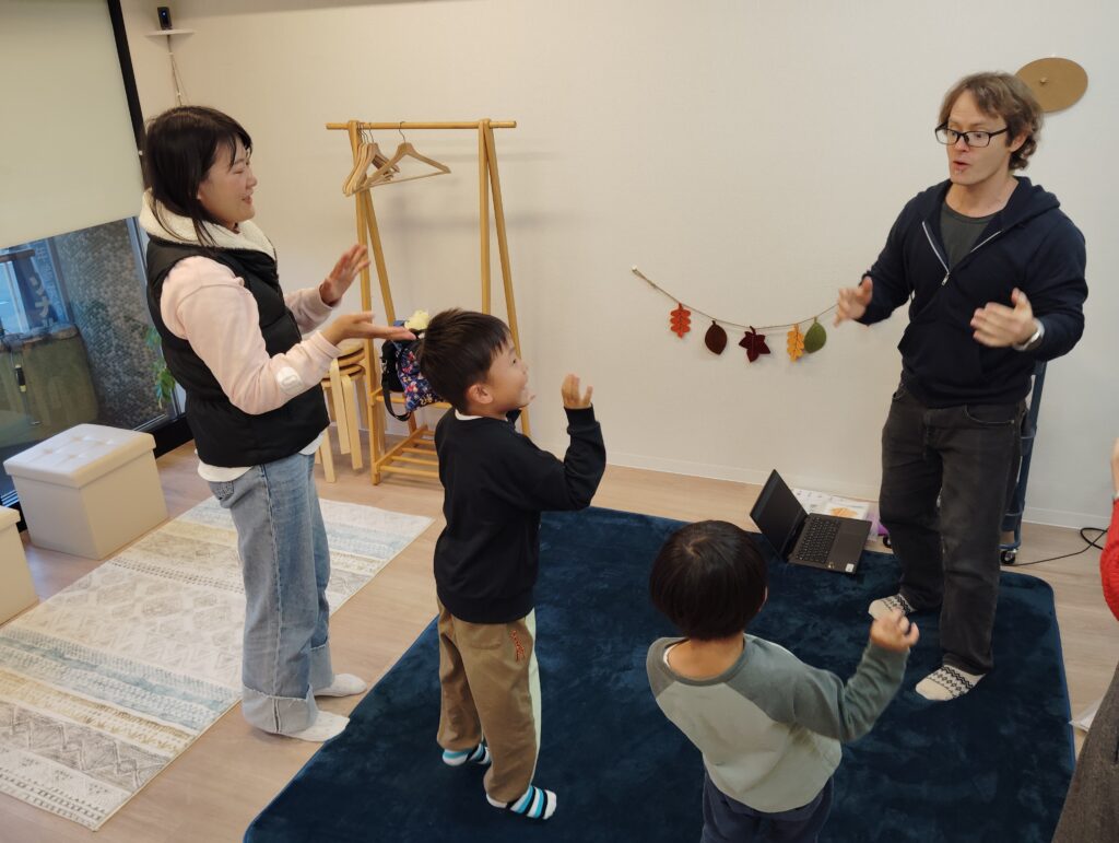 吹田市関大前校 Kids and Parents 2クラスの様子 1 「英語を学ぶ」から「英語で学ぶ」レベルを目指す。アメリカ人女性がオーナーの英会話スクール。CLIL、Flipped Classroom(反転レッスン)を東北でいち早く導入
