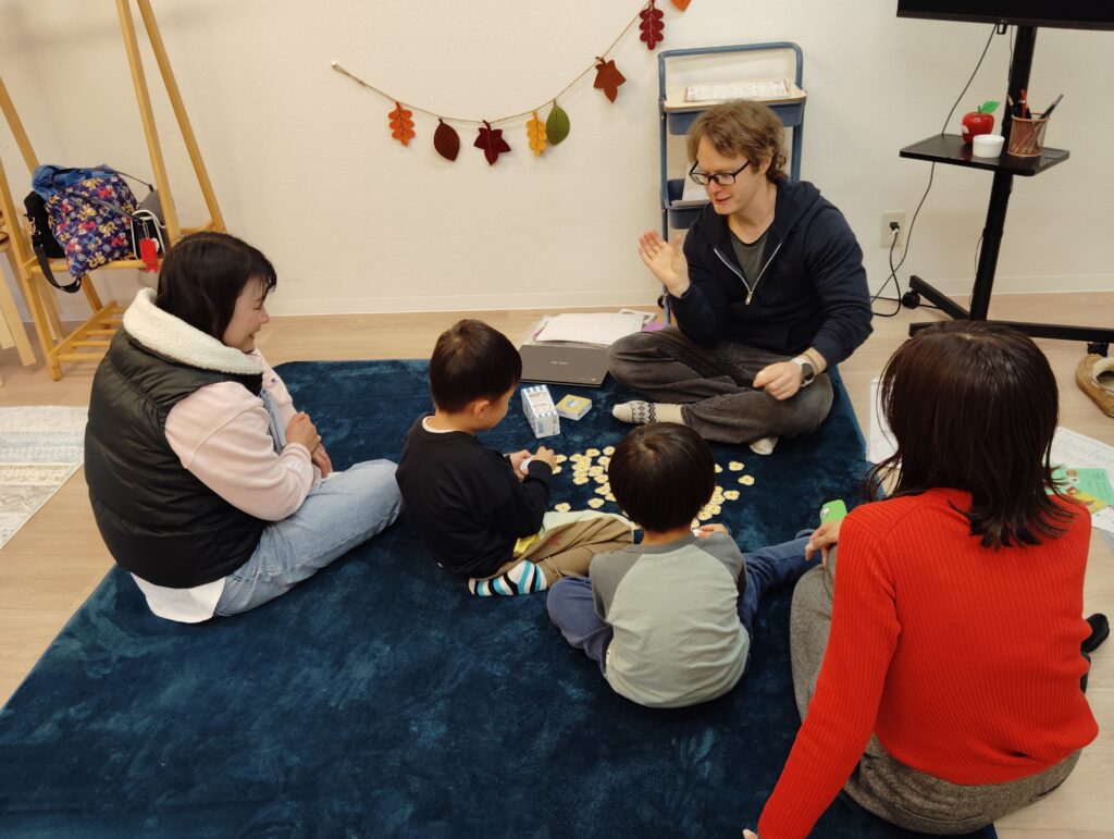 吹田市関大前校 Kids and Parents 2クラスの様子 3 「英語を学ぶ」から「英語で学ぶ」レベルを目指す。アメリカ人女性がオーナーの英会話スクール。CLIL、Flipped Classroom(反転レッスン)を東北でいち早く導入