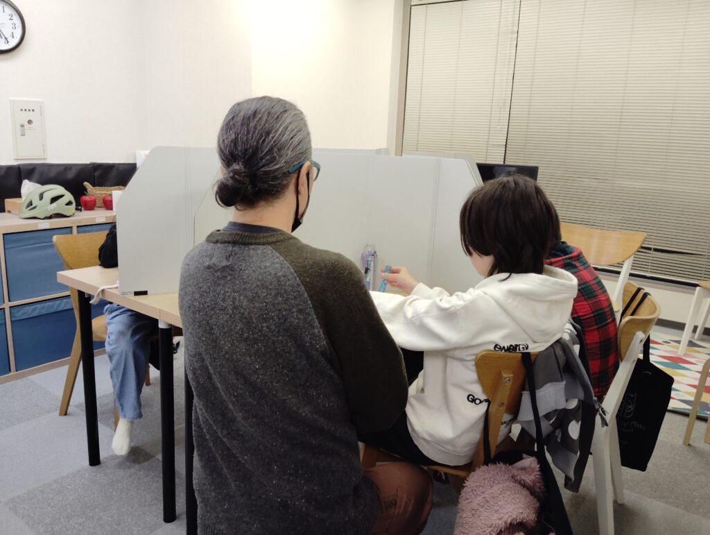 上杉校 IP3クラスの様子 1 「英語を学ぶ」から「英語で学ぶ」レベルを目指す。アメリカ人女性がオーナーの英会話スクール。CLIL、Flipped Classroom(反転レッスン)を東北でいち早く導入