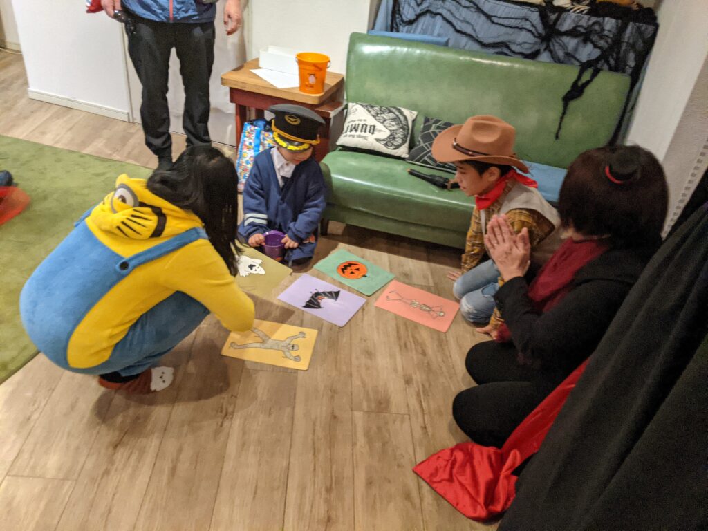 🎃 2025 Trick or Treating イベント👻 2 「英語を学ぶ」から「英語で学ぶ」レベルを目指す。アメリカ人女性がオーナーの英会話スクール。CLIL、Flipped Classroom(反転レッスン)を東北でいち早く導入