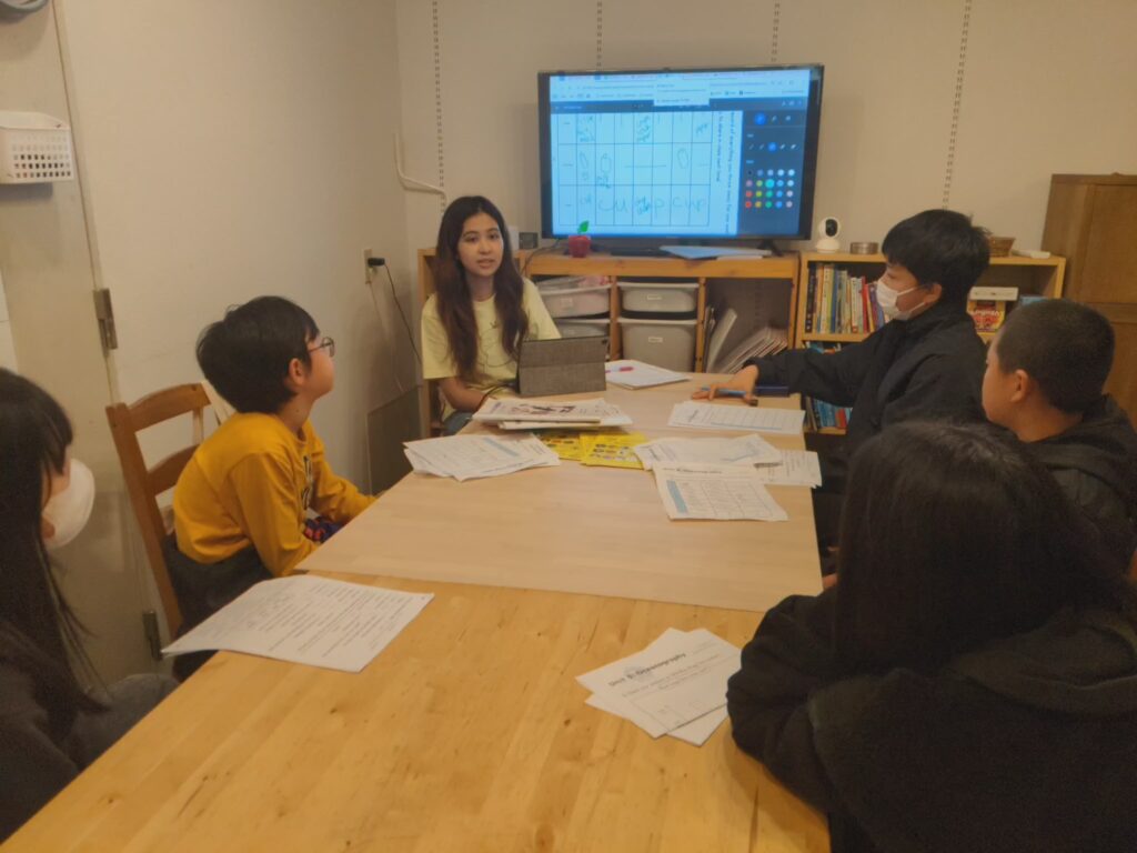 長町校 IP3クラスの様子 1 「英語を学ぶ」から「英語で学ぶ」レベルを目指す。アメリカ人女性がオーナーの英会話スクール。CLIL、Flipped Classroom(反転レッスン)を東北でいち早く導入