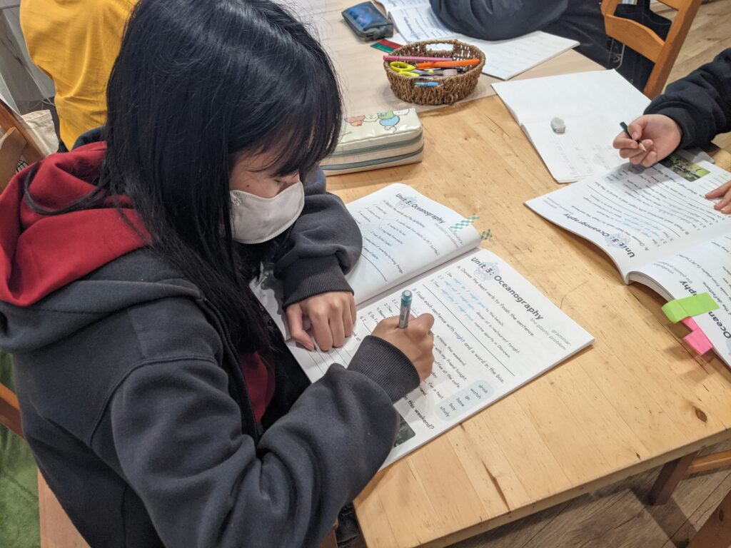 長町校 IP3クラスの様子 2 「英語を学ぶ」から「英語で学ぶ」レベルを目指す。アメリカ人女性がオーナーの英会話スクール。CLIL、Flipped Classroom(反転レッスン)を東北でいち早く導入