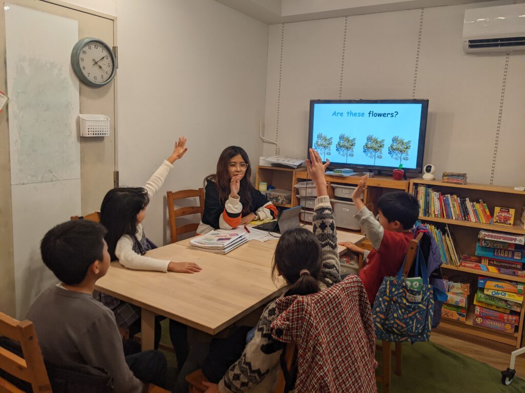 「英語を学ぶ」から「英語で学ぶ」レベルを目指す。アメリカ人女性がオーナーの英会話スクール。CLIL、Flipped Classroom（反転レッスン）を東北でいち早く導入