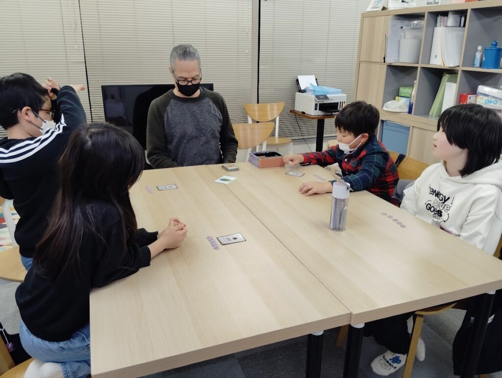 上杉校 IP3クラスの様子 3 「英語を学ぶ」から「英語で学ぶ」レベルを目指す。アメリカ人女性がオーナーの英会話スクール。CLIL、Flipped Classroom(反転レッスン)を東北でいち早く導入