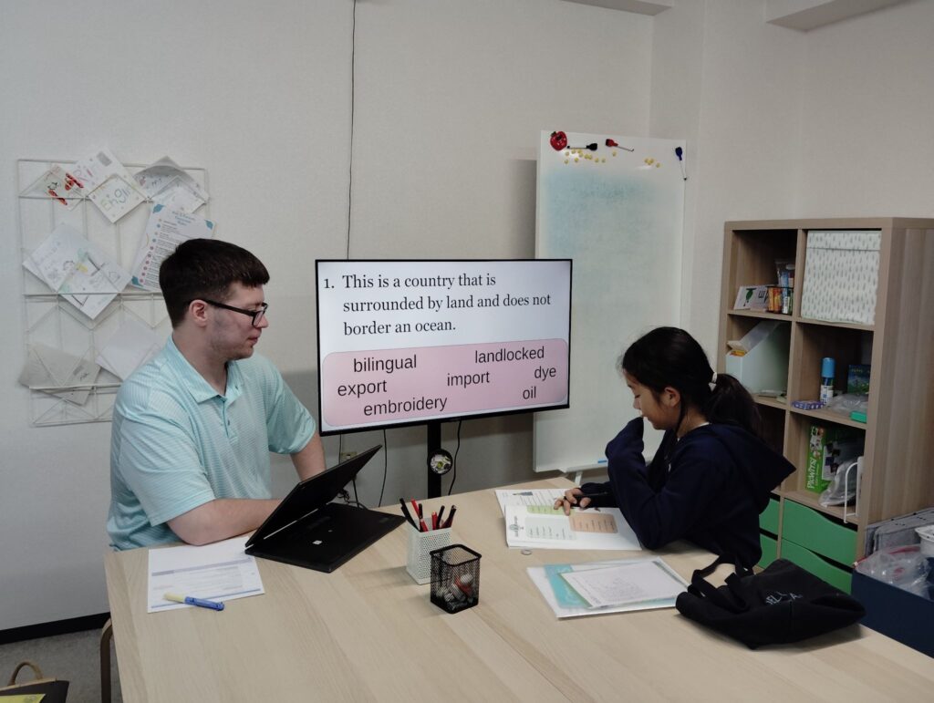 荒井校 IP4クラスの様子 1 「英語を学ぶ」から「英語で学ぶ」レベルを目指す。アメリカ人女性がオーナーの英会話スクール。CLIL、Flipped Classroom(反転レッスン)を東北でいち早く導入