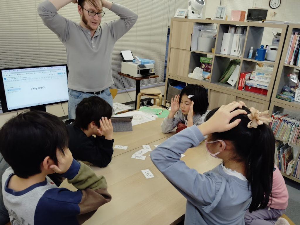 「英語を学ぶ」から「英語で学ぶ」レベルを目指す。アメリカ人女性がオーナーの英会話スクール。CLIL、Flipped Classroom（反転レッスン）を東北でいち早く導入