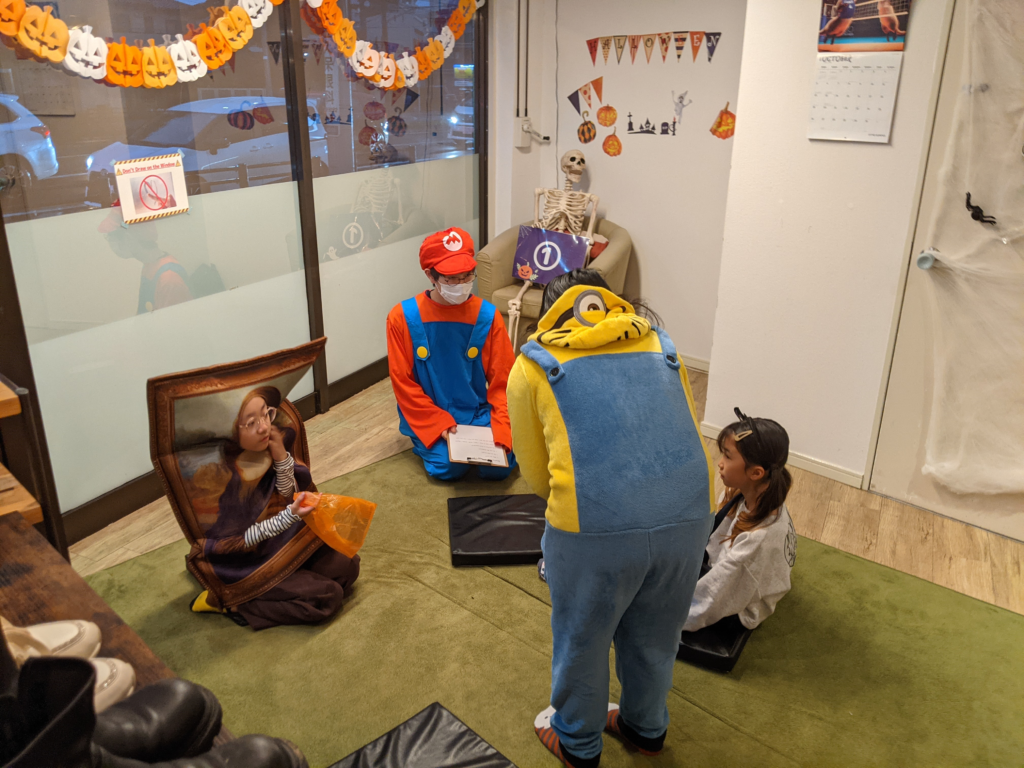 🎃 2025 Trick or Treating イベント👻 1 「英語を学ぶ」から「英語で学ぶ」レベルを目指す。アメリカ人女性がオーナーの英会話スクール。CLIL、Flipped Classroom(反転レッスン)を東北でいち早く導入