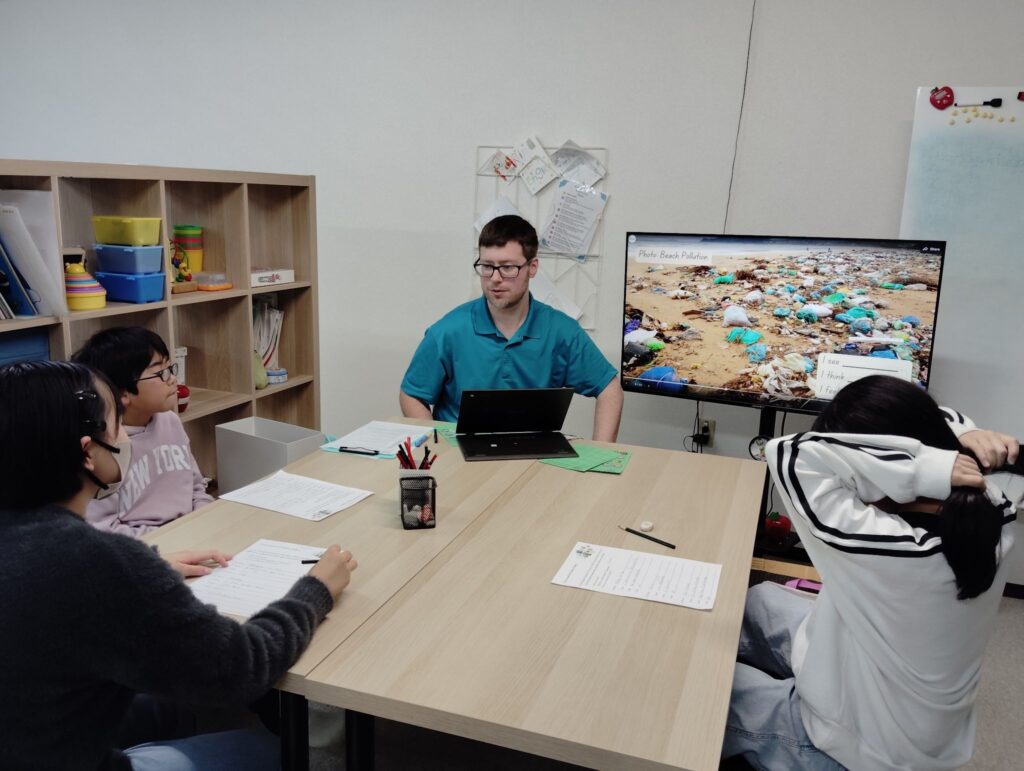 荒井校 IP3クラスの様子 1 「英語を学ぶ」から「英語で学ぶ」レベルを目指す。アメリカ人女性がオーナーの英会話スクール。CLIL、Flipped Classroom(反転レッスン)を東北でいち早く導入